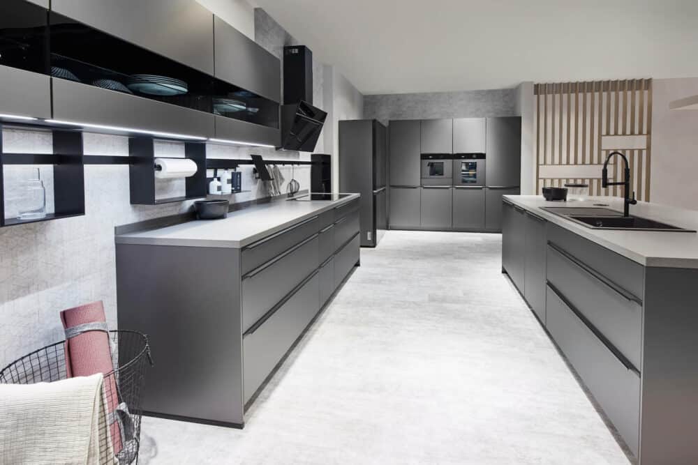 Nobilia Insel Küche modern Glas Titan mit Quarz Arbeitsplatte