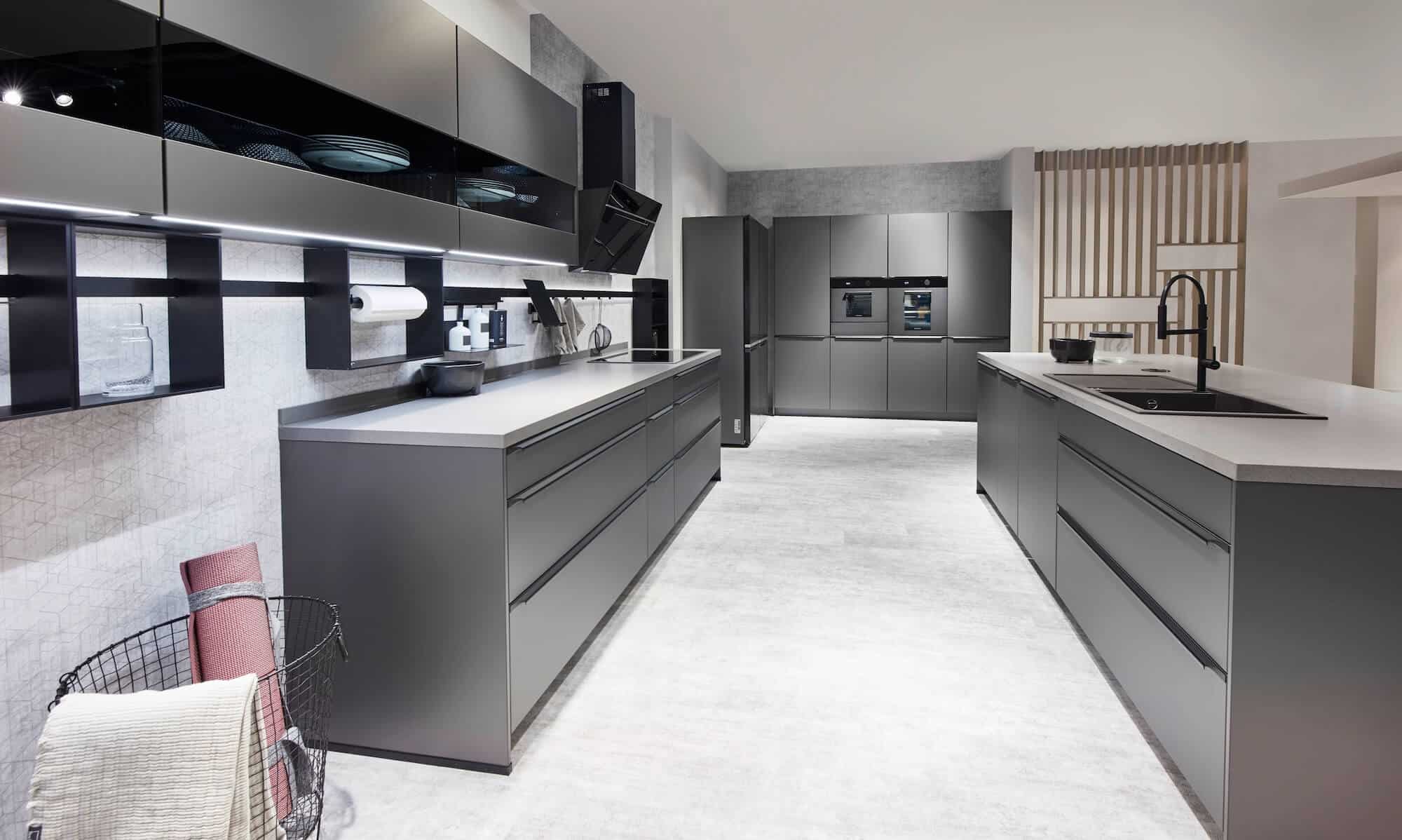 Nobilia Insel Küche modern Glas Titan mit Quarz Arbeitsplatte