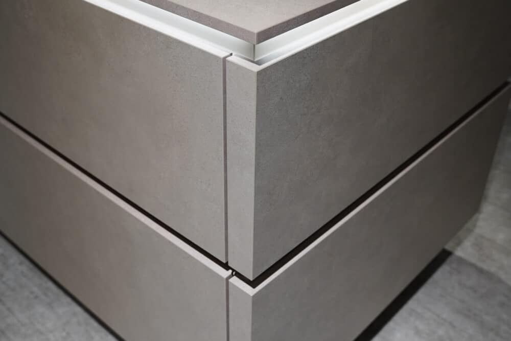 Nobilia Inselküche Beton grifflos mit Griffmulden