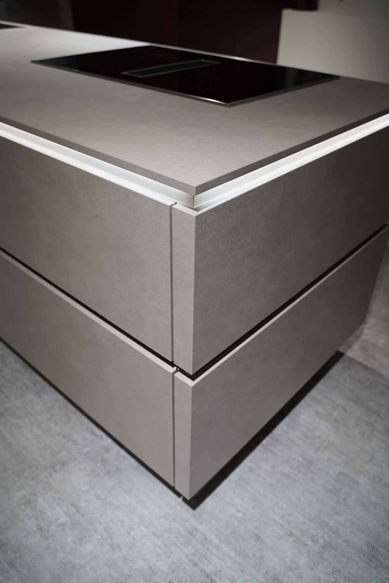 Nobilia Inselküche Beton grifflos mit Griffmulden