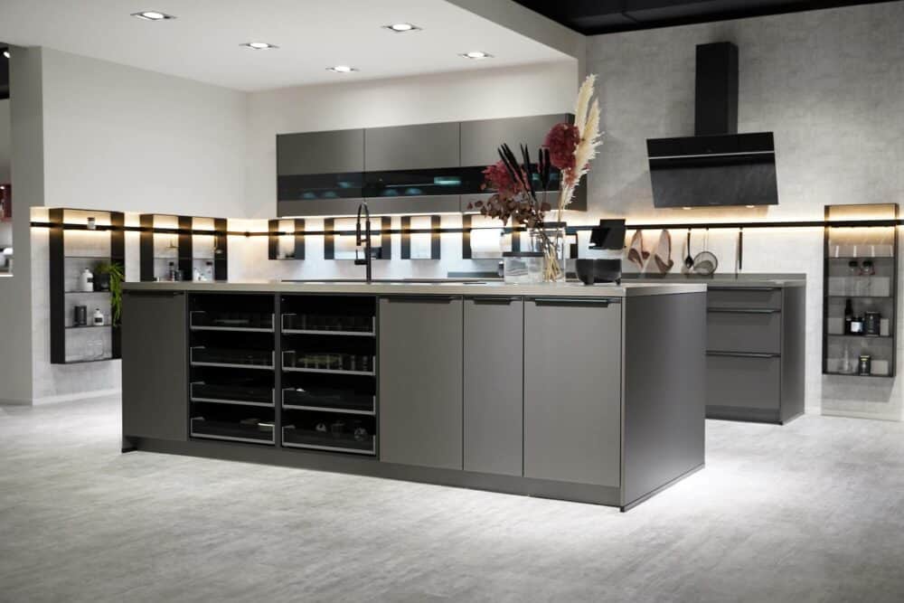 Nobilia Inselküche mit Griffleisten und Glas Auszüge