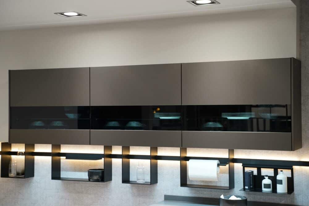 Nobilia Inselküche mit Oberschrank Glas