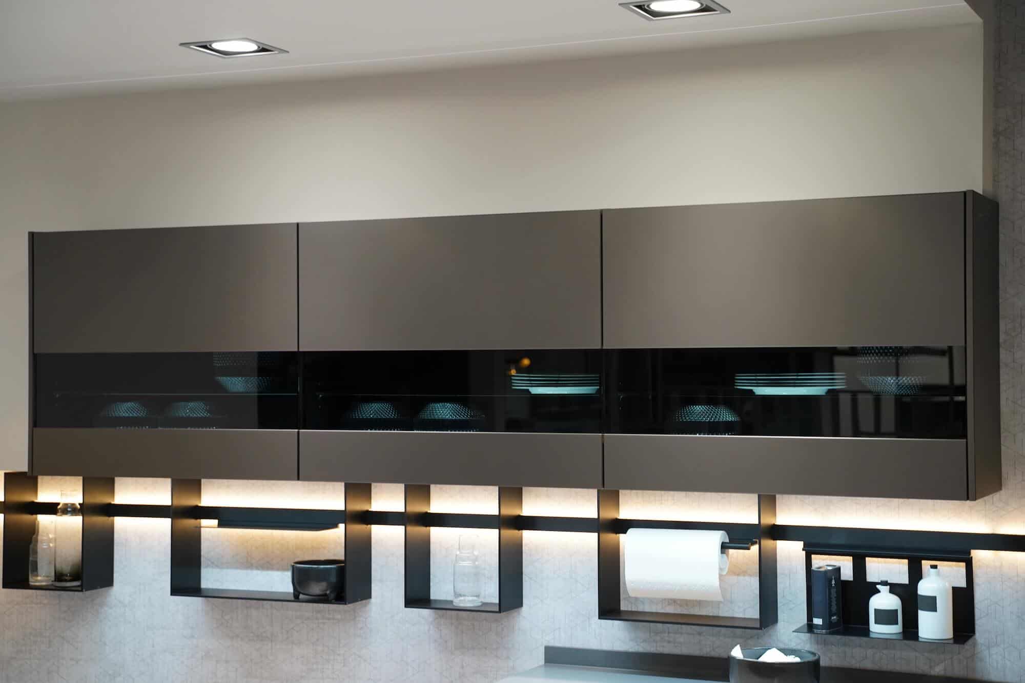 Nobilia Inselküche mit Oberschrank Glas
