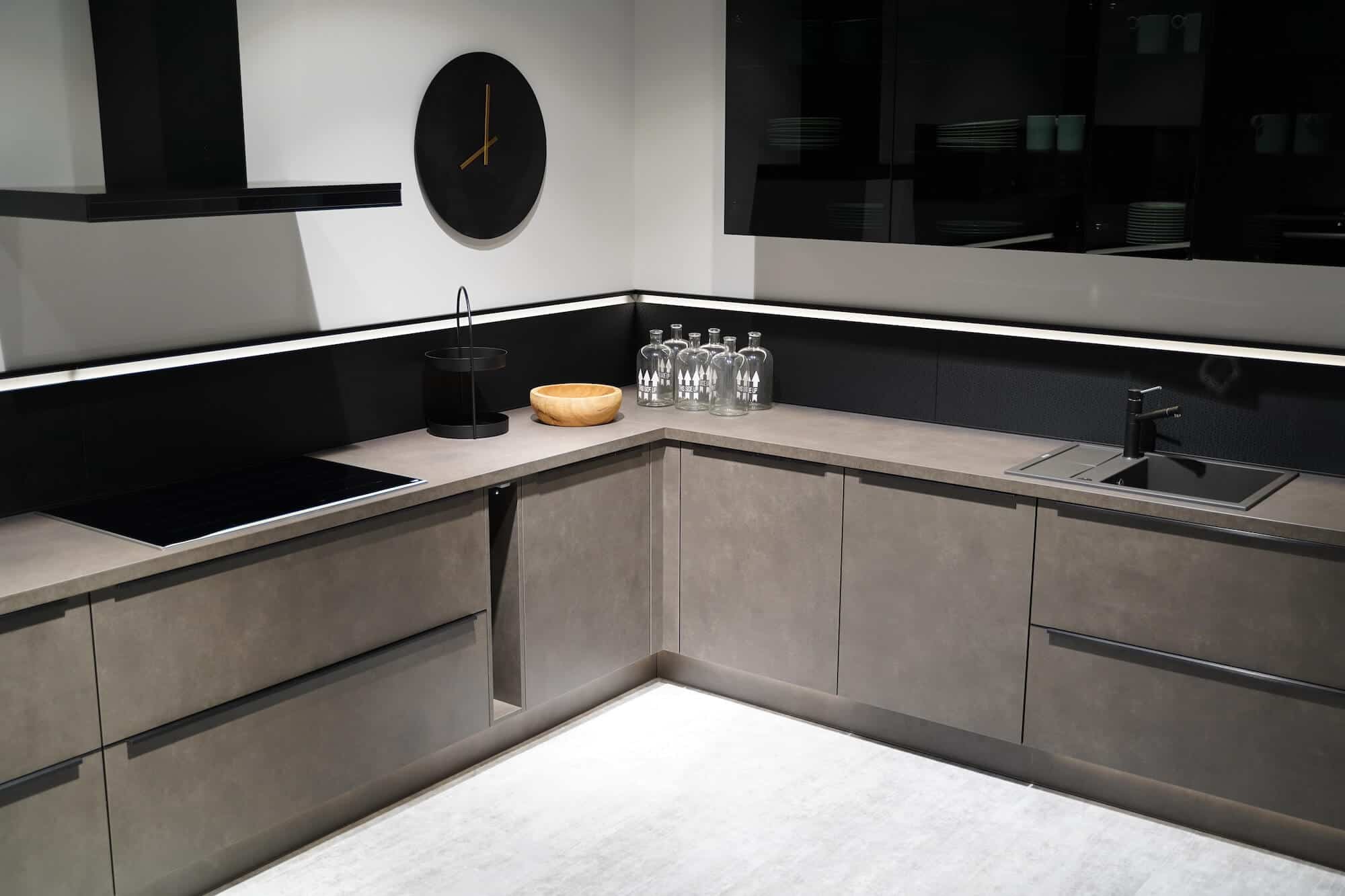 Nobilia L-Küche terragrau mit Griffleisten