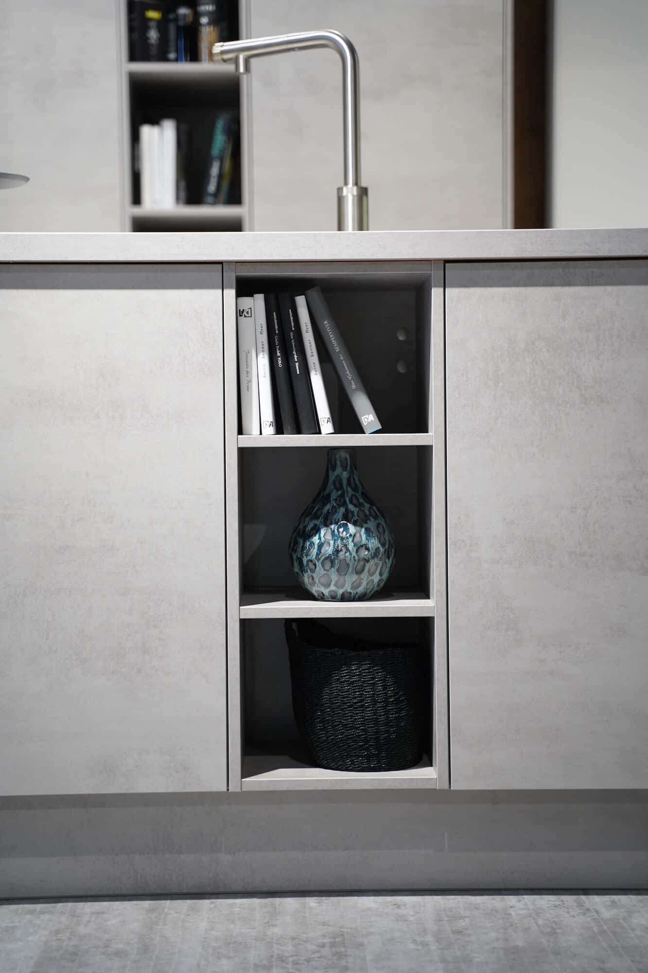 Nobilia U-Küche Beton steingrau mit offenem Wandschrank