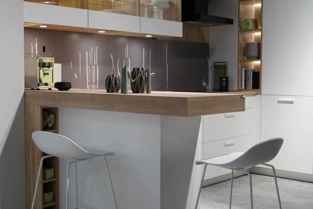 Nobilia U-Küche modern weiß mit Esstresen