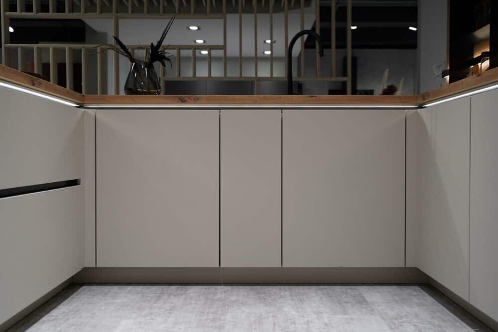 Nobilia grifflose G-Küche Sand matt