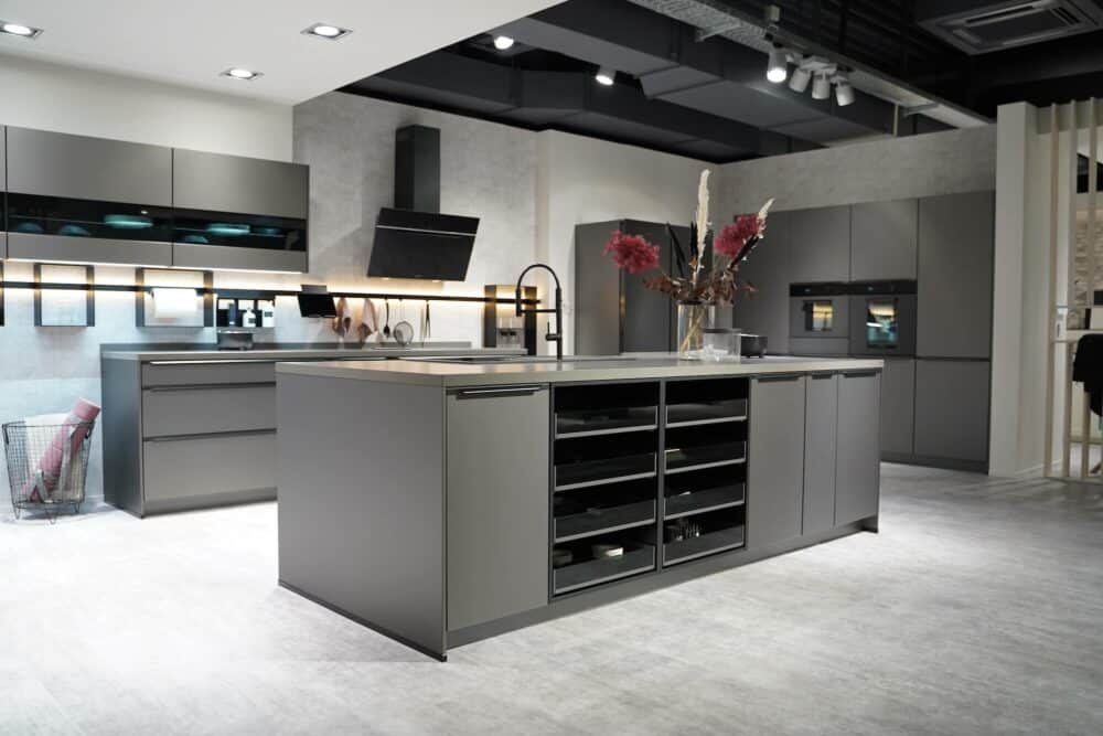 Nobilia moderne Küche mit Kücheninsel titan Optik Glas