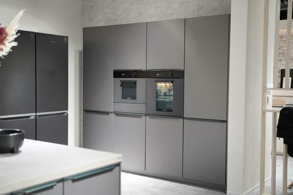 Nobilia moderne Küche mit Wandschrank und Griffleisten