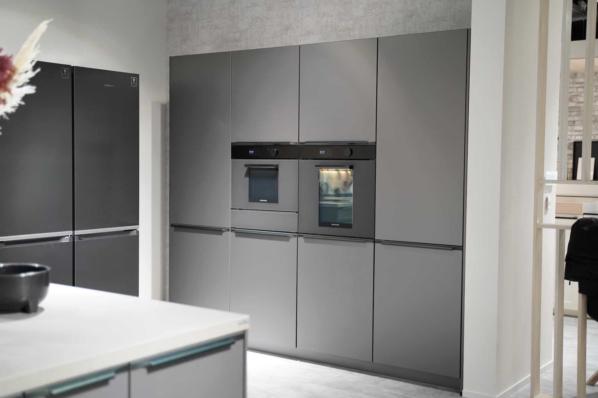 Nobilia moderne Küche mit Wandschrank und Griffleisten