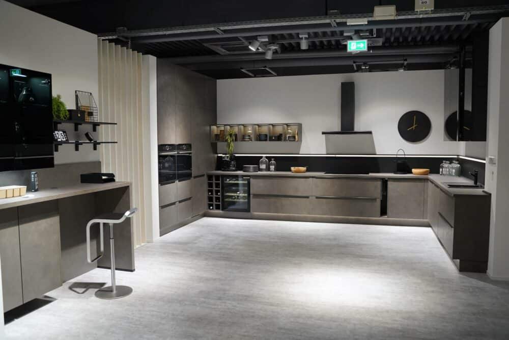 Nobilia moderne L-Küche Beton terragrau mit Schreibtisch