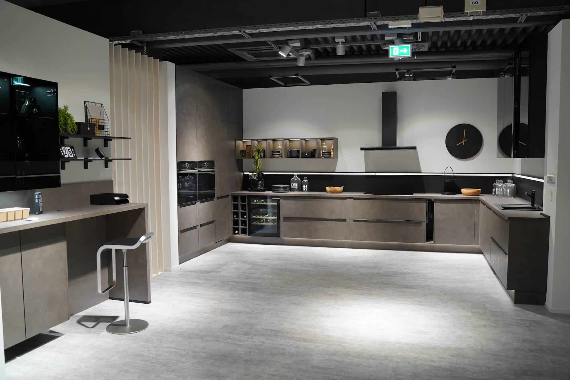 Nobilia moderne L-Küche Beton terragrau mit Schreibtisch