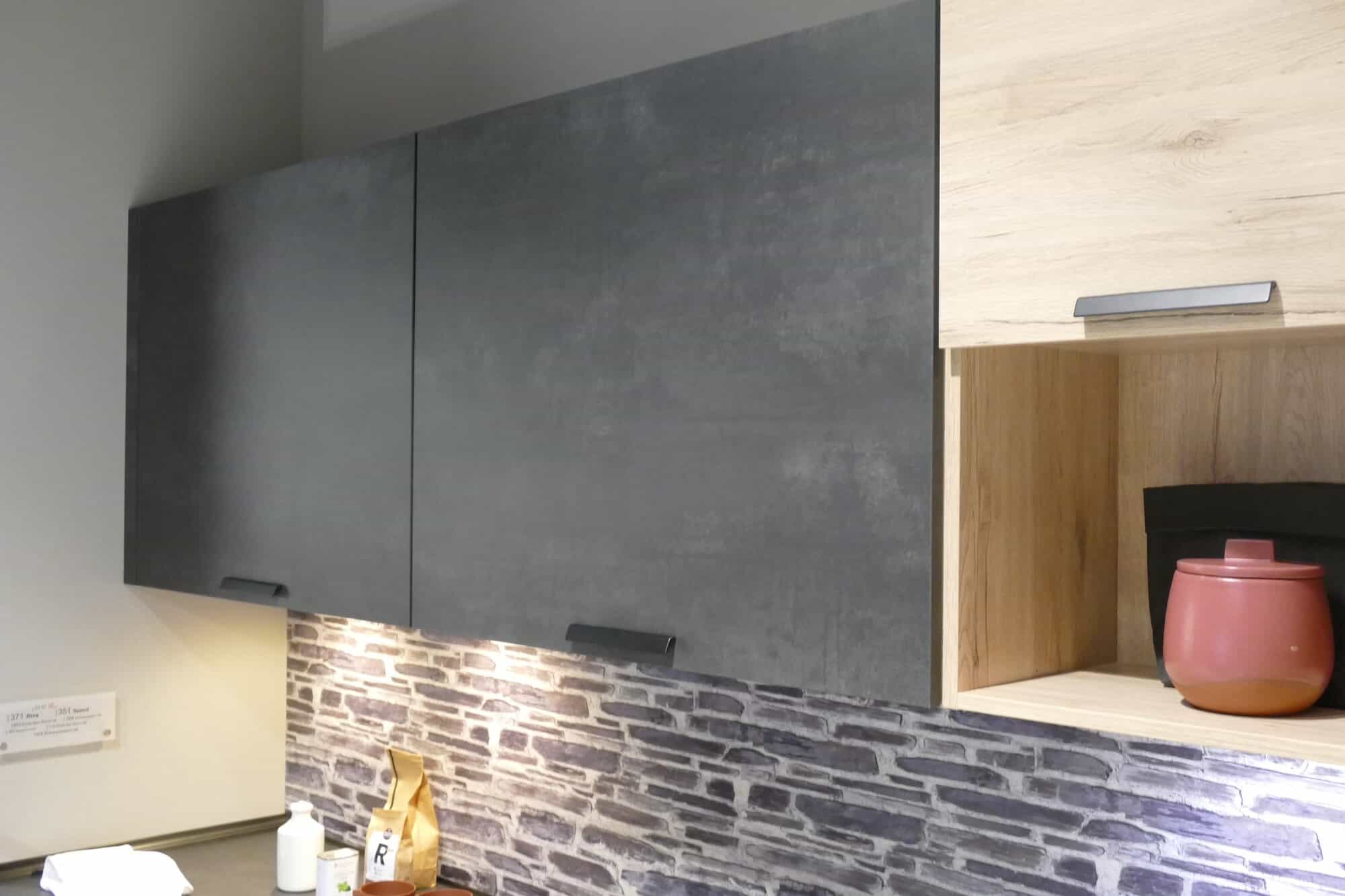 Schwarzbeton Fronten Oberschrank Nobilia moderne L-Küche