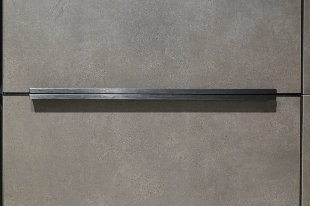 Schwarze Griffleisten Metall Nobilia L-Küche Beton