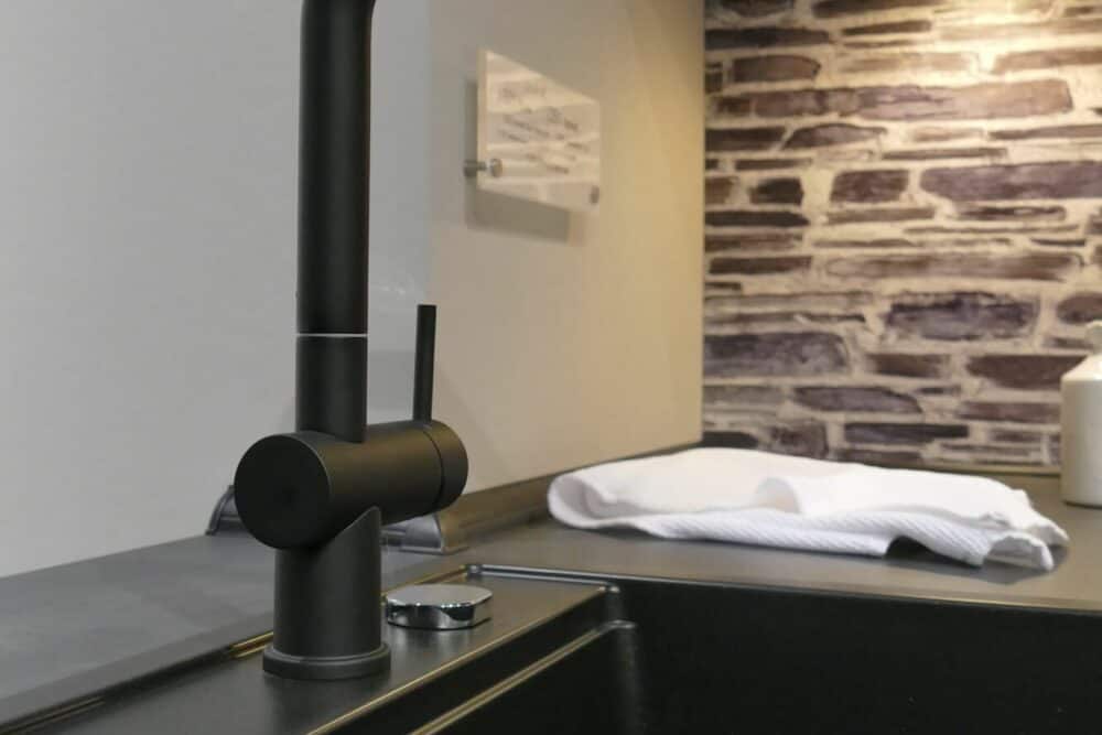 Schwarze Keramik Armatur mit Spülbecken Nobilia L-Küche