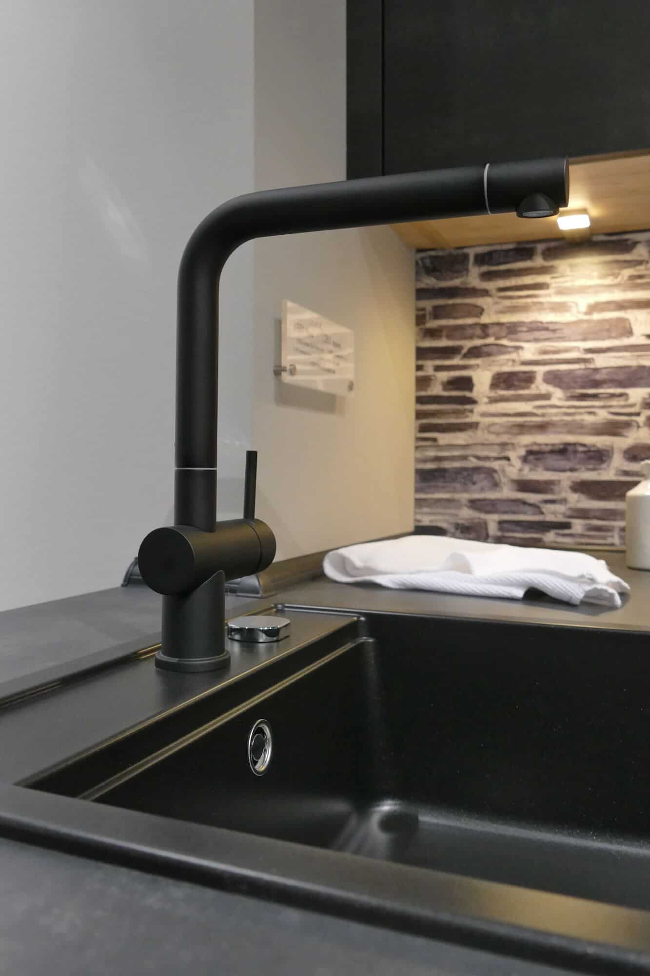 Schwarze Keramik Armatur mit Spülbecken Nobilia L-Küche