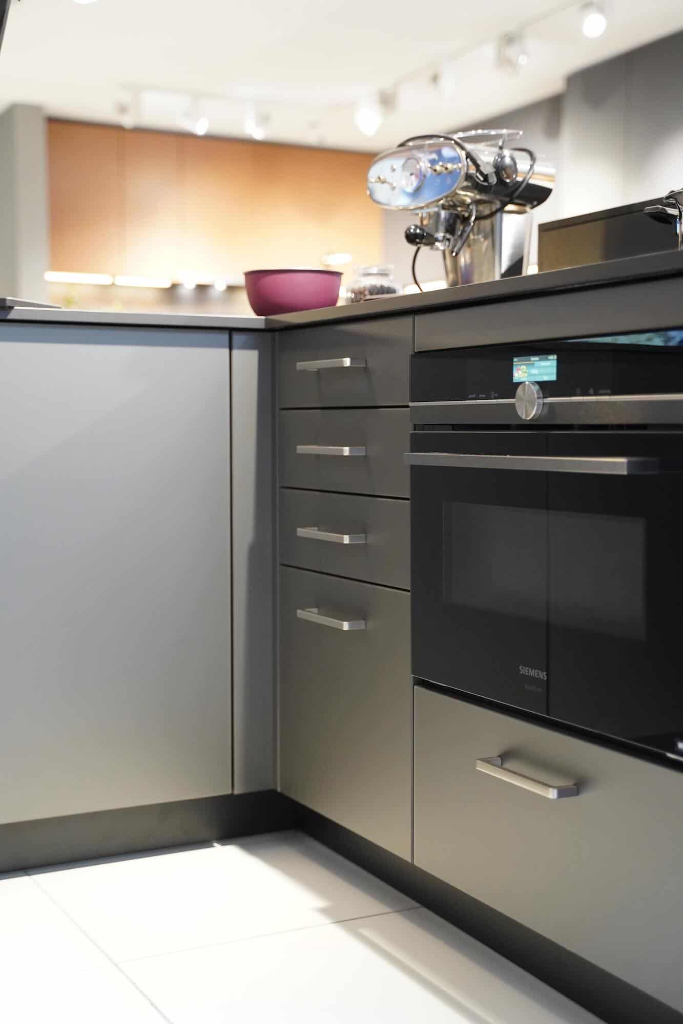 Smart Glas Fronten Karbonmetallic Ballerina U-Küche