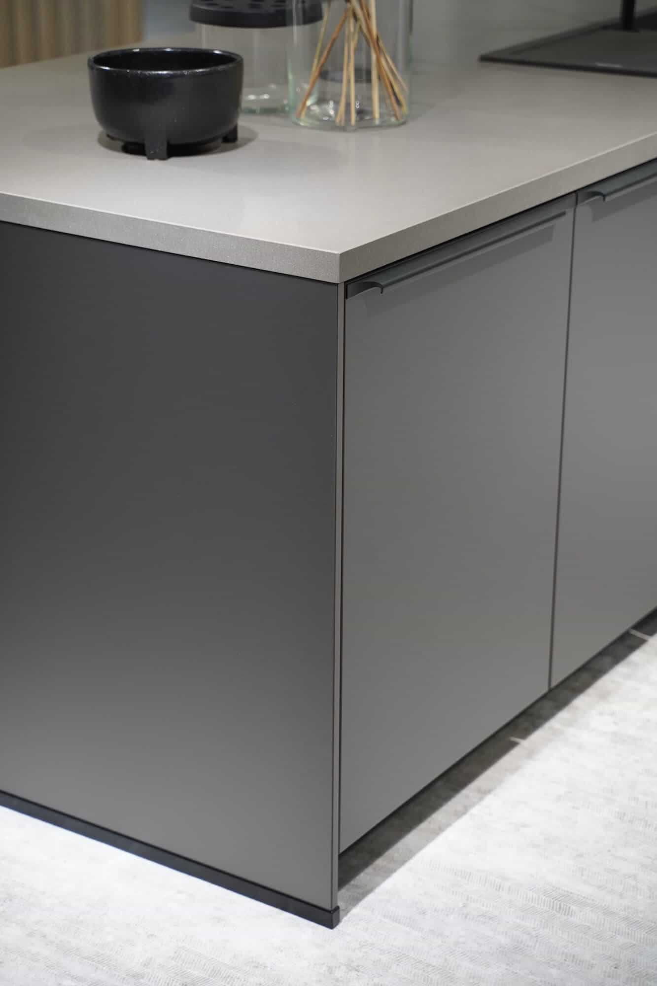 Titan Glasoptik schwarz mit Quarz Arbeitsplatte