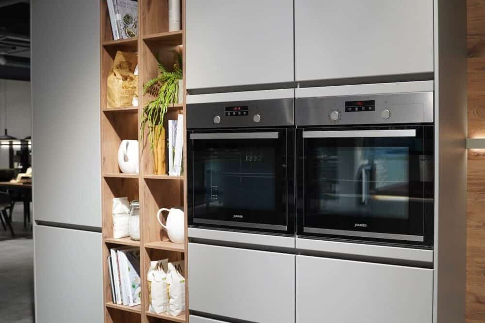 Wandschrank Design Steingrau matt Lack mit Elektrogeräten