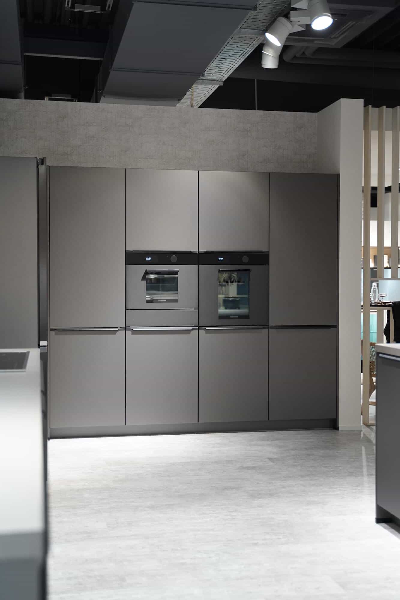 Wandschrank Elektrogeräte Nobilia moderne Insel Küche mit Griffleisten
