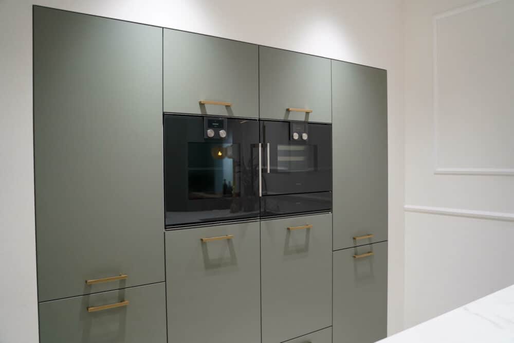 Wandschrank Lack grün gold Griffe