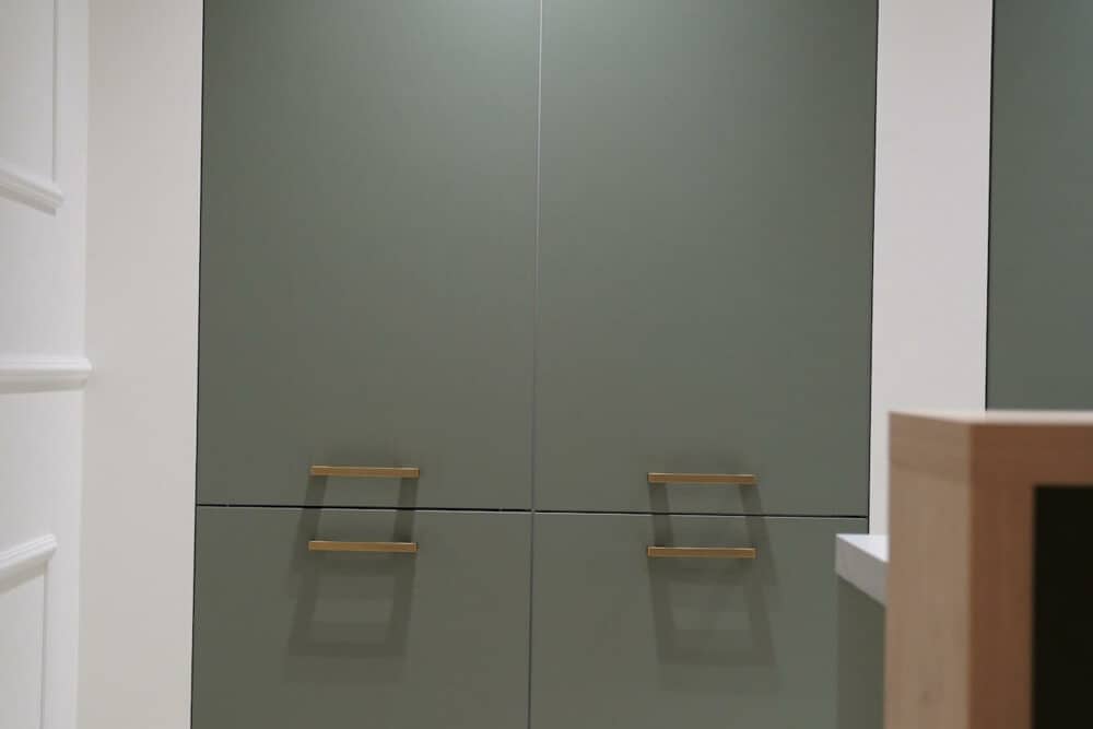 Wandschrank grün matt Lack mit Gold Griffen