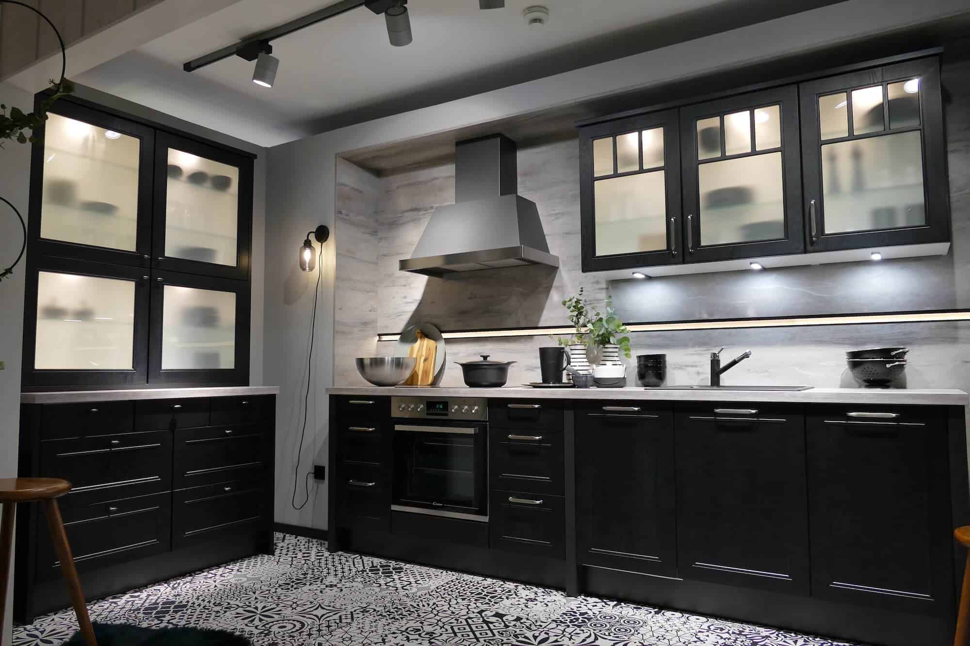 Wandschrank und Küchenzeile Landhausstil
