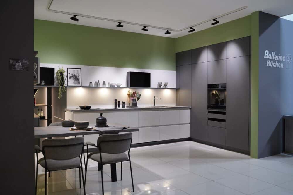 Ballerina Design Küche grifflos mit Esstisch und Wandschrank