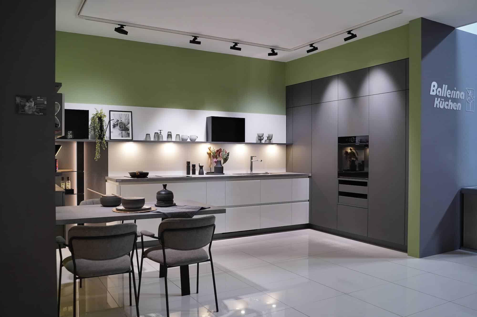 Ballerina Design Küche grifflos mit Esstisch und Wandschrank