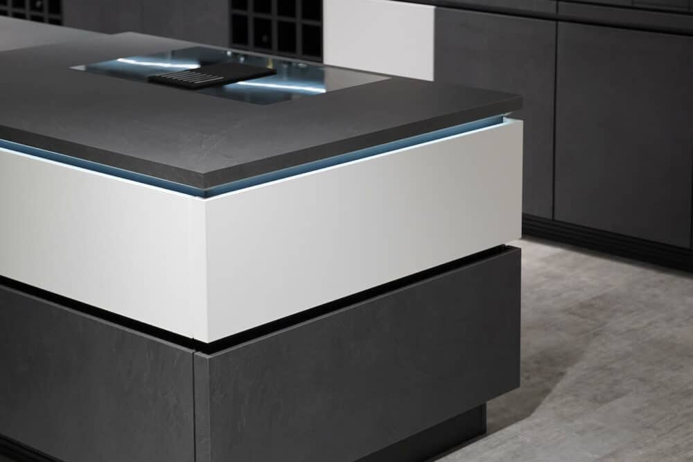 Design Inselküche weiß grau mit Elektrogeräten