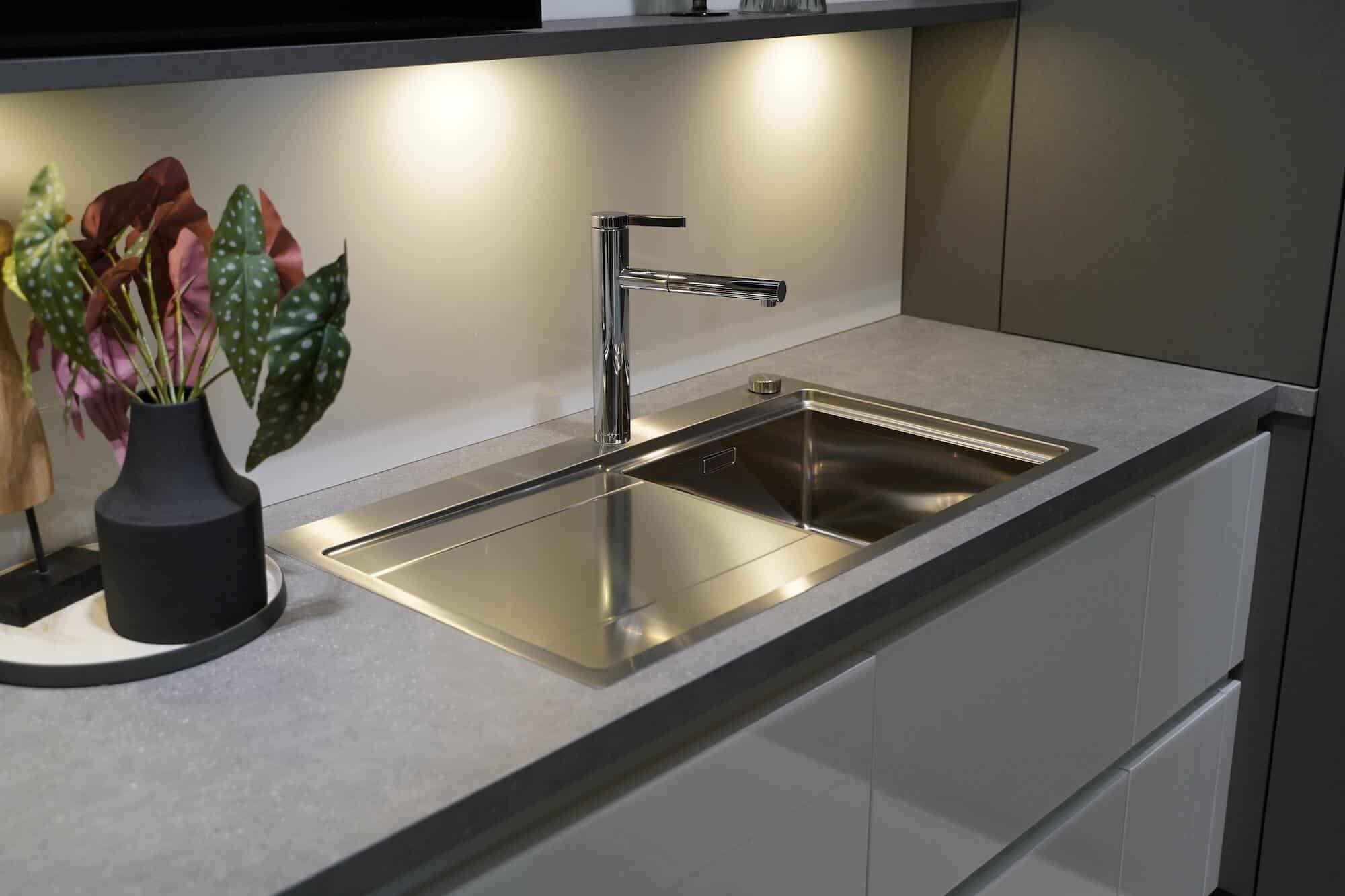 Edelstahl Spüle mit Armatur Ballerina Design L-Küche