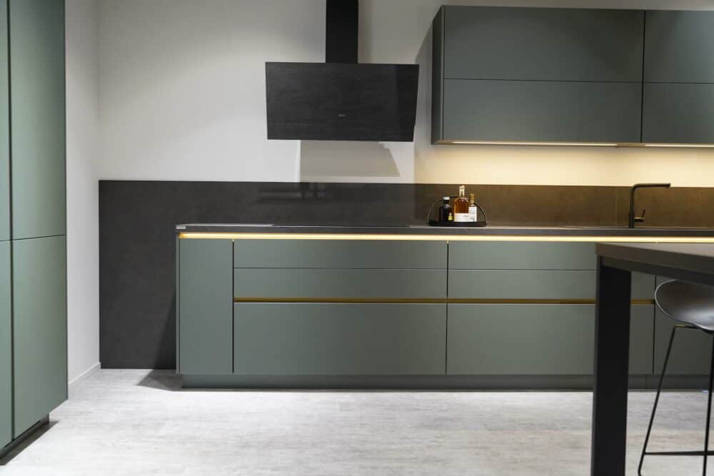 Grifflose U-Küche grün Granit Arbeitsplatte