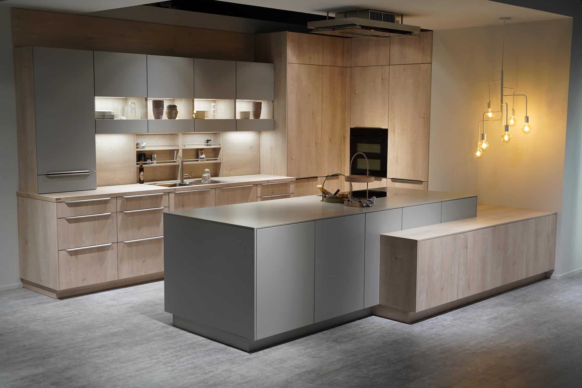 Nobilia Design Inselküche mit Edelstahl Griffleisten
