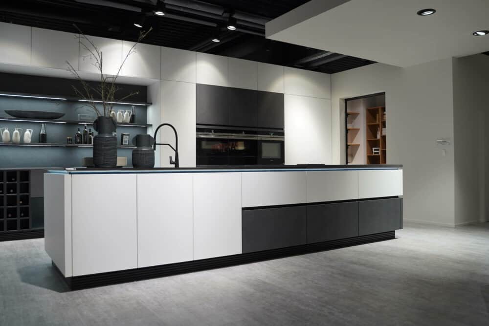 Nobilia Designküche weiß glas grifflos