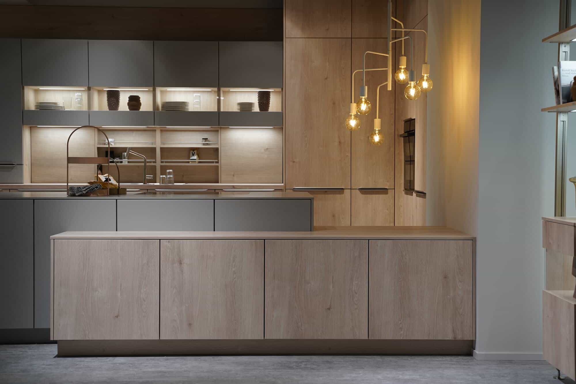 Nobilia Inselküche Holzschrank grifflos