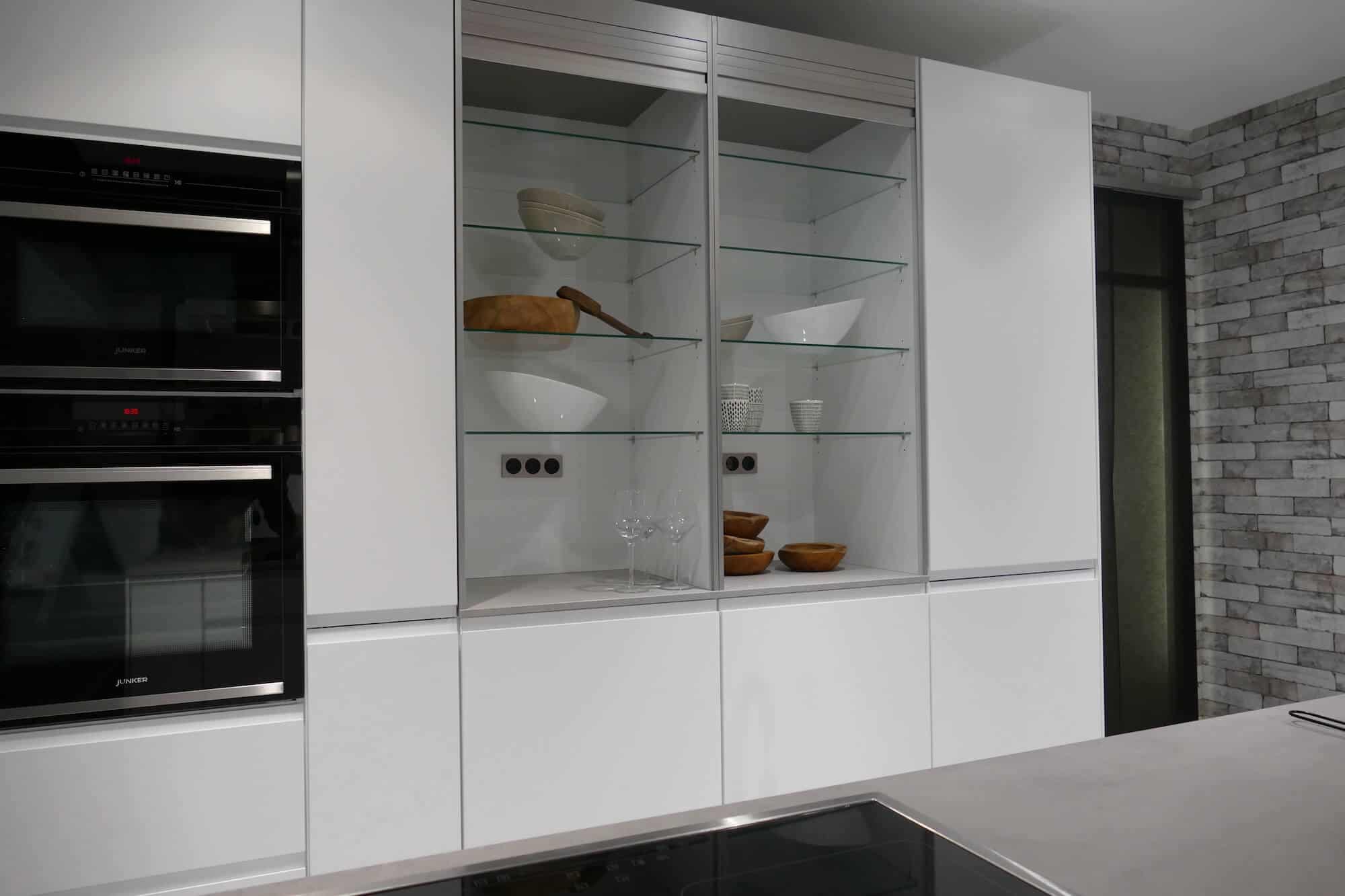 Nobilia Inselküche mit Wandschrank weiß grifflos