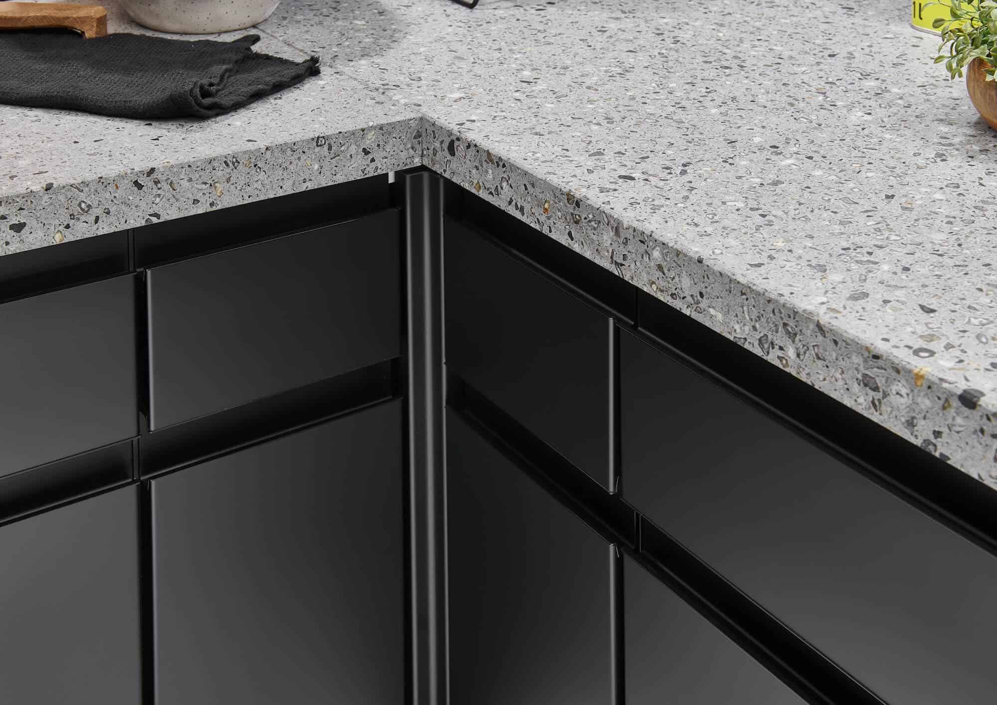 Schwarze Fronten Lacklaminat mit Griffmulden