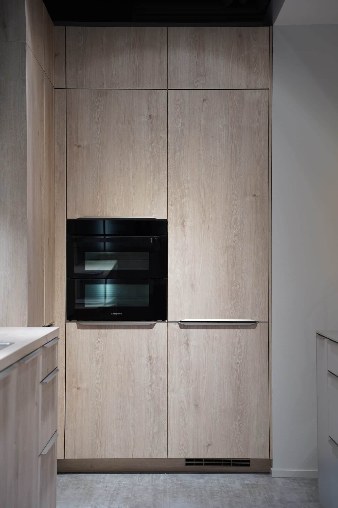 Wandschrank Eiche Fronten mit Griffleisten und Elektrogeräten