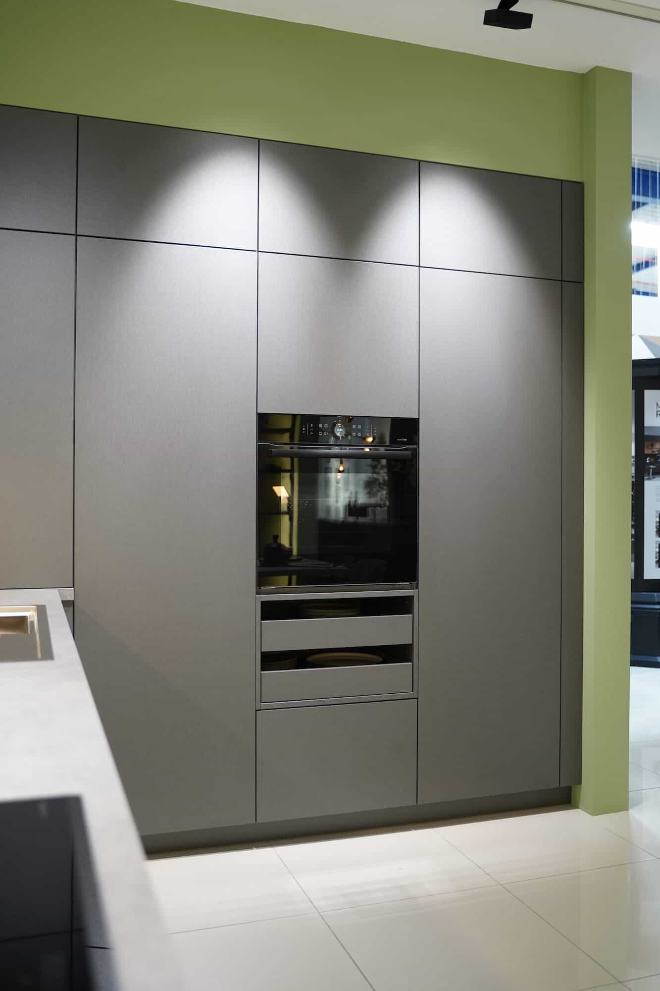 Wandschrank Titan Steel mit BOSCH Backofen und Kühlschrank