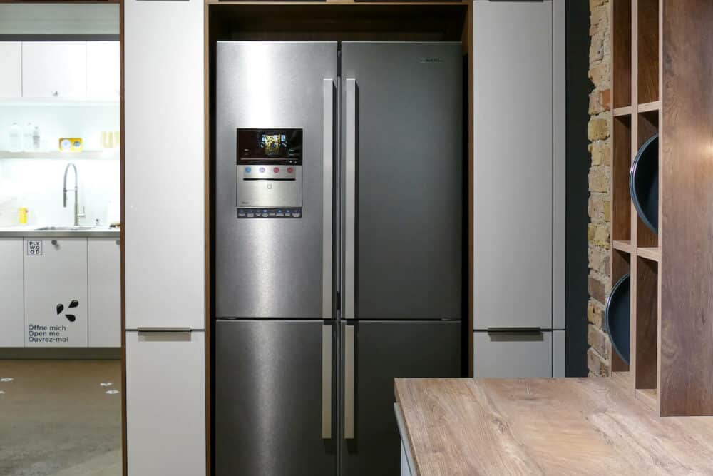 Bauformat Inselküche Lack hochglanz mit Kühlschrank