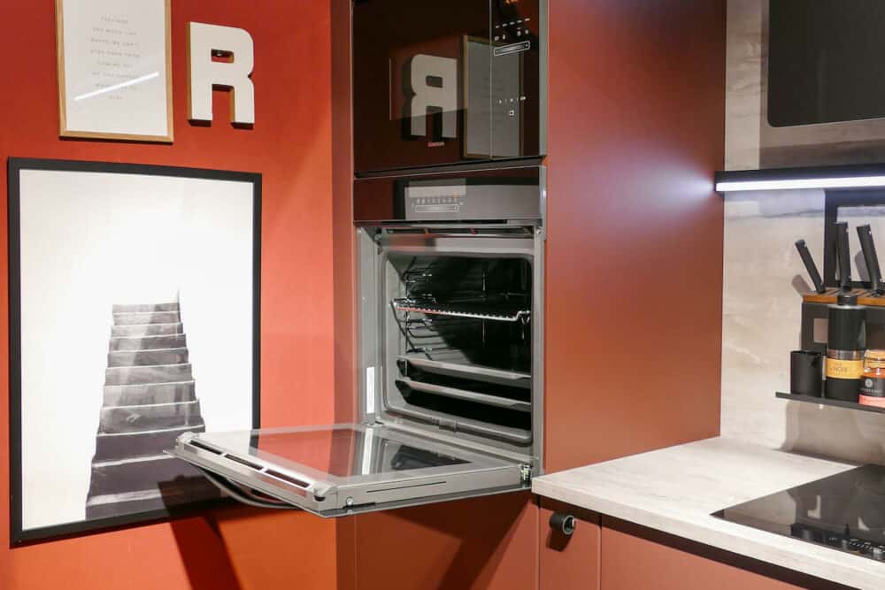 Bauformat Küchenzeile rot mit Elektrogeräten