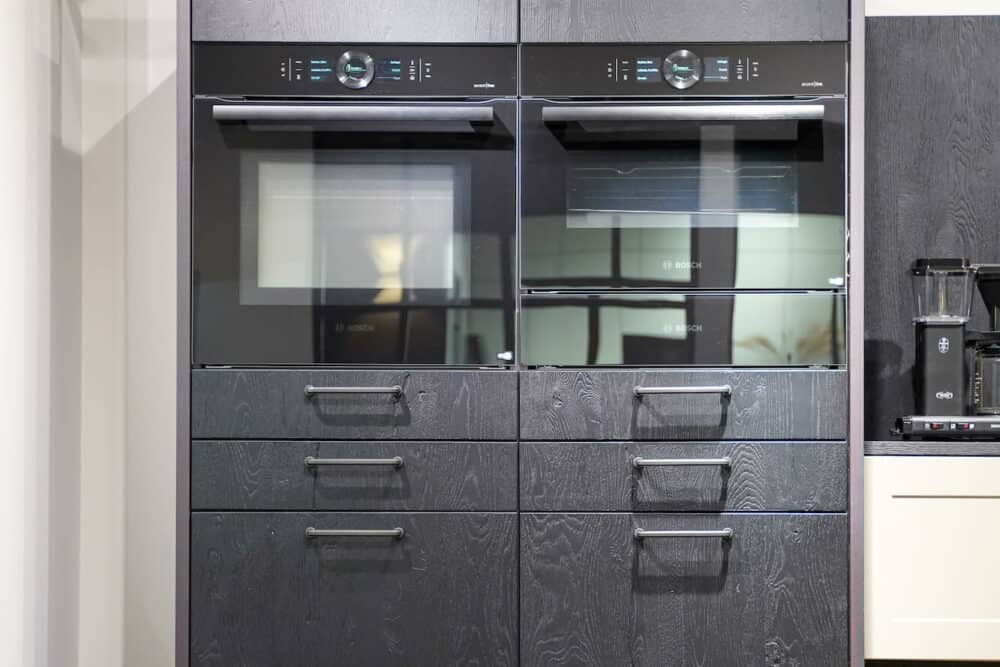 Bauformat Landhaus Küche mit Hochschrank und E-Geräten