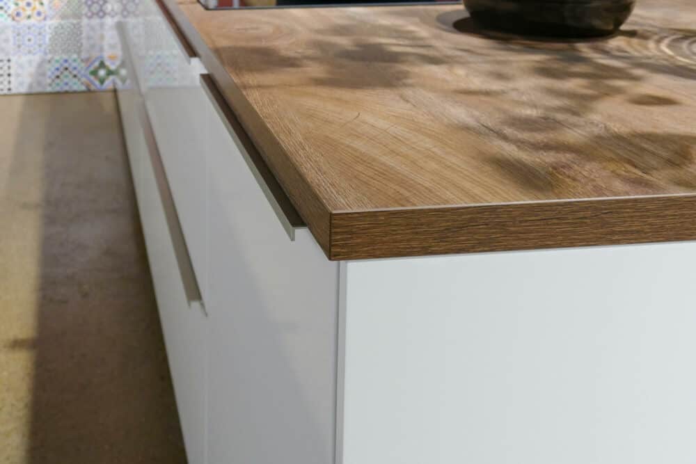 Bauformat moderne Küche mit Holz Arbeitsplatte Cognac