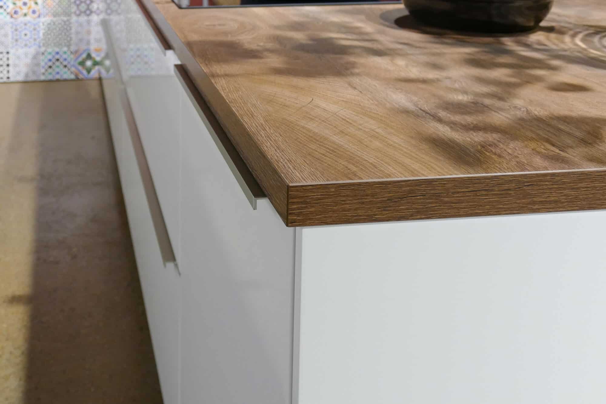 Bauformat moderne Küche mit Holz Arbeitsplatte Cognac
