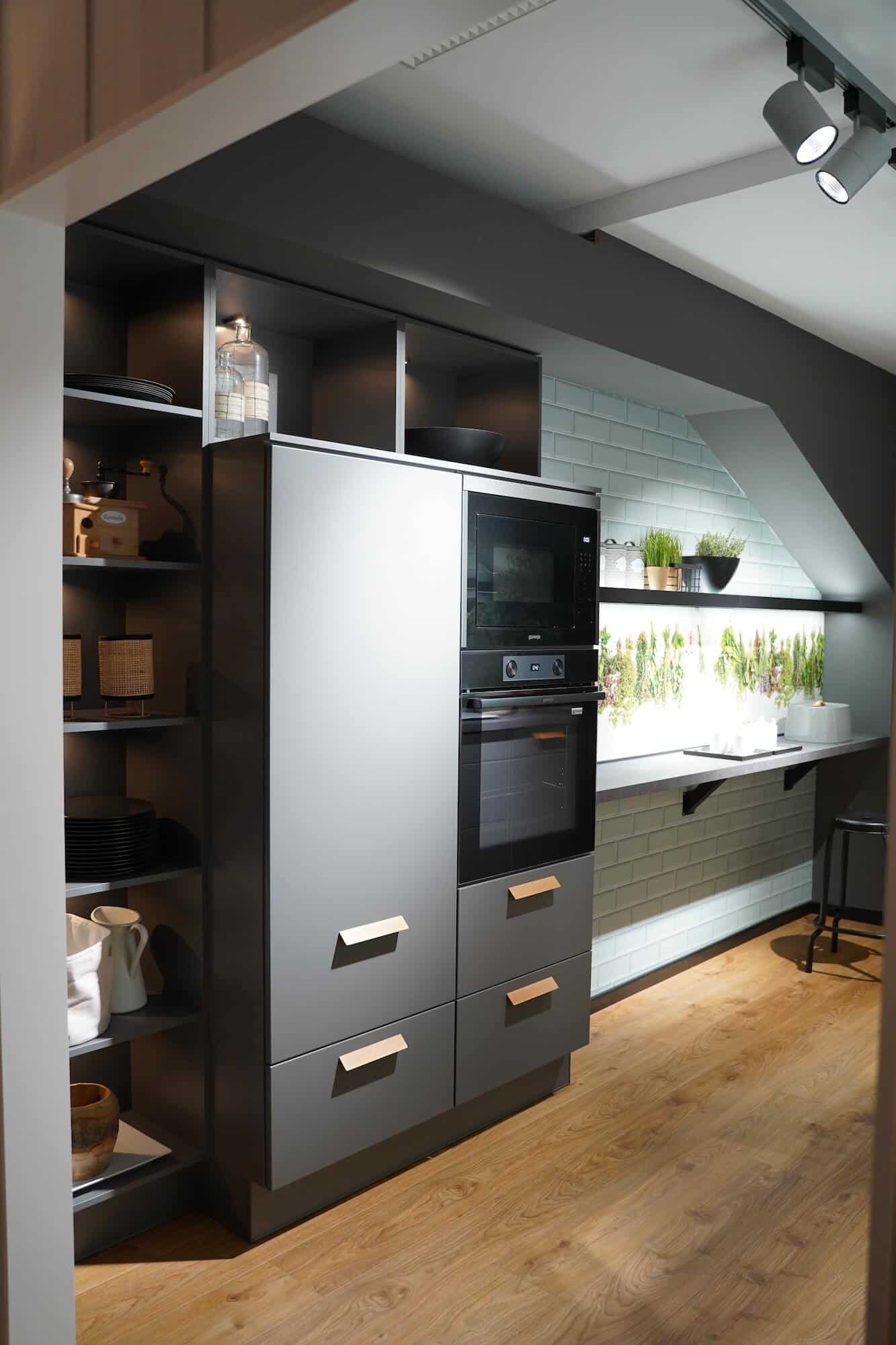 Burger Küchen Design Küchenzeile grau mit Gorenje Geräten