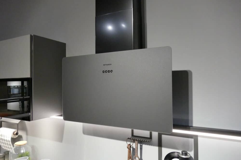 Dunsthaube Bauformat moderne L-Küche grau