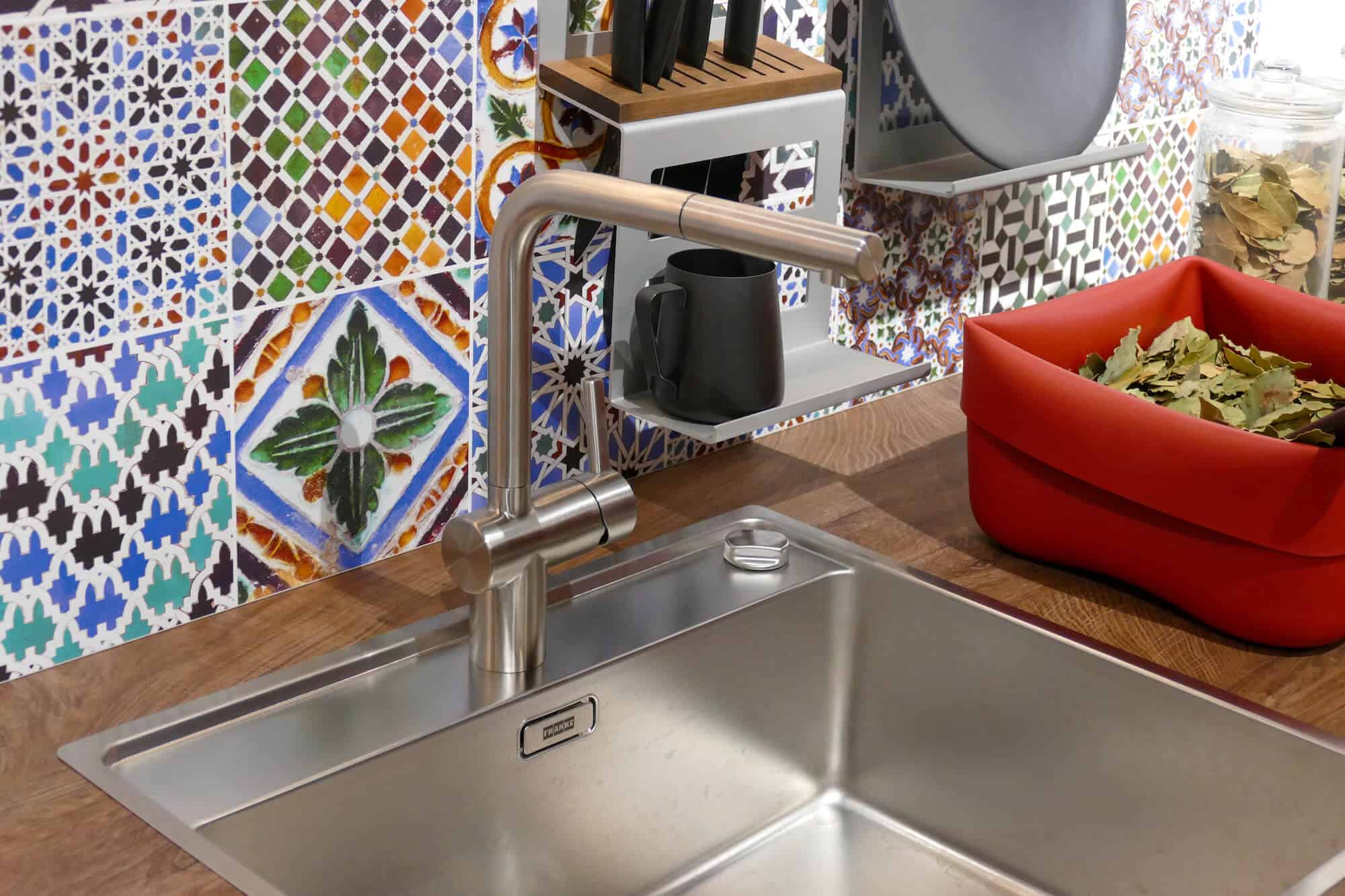 Franke Edelstahlspüle mit Armatur Mosaik Rückwand