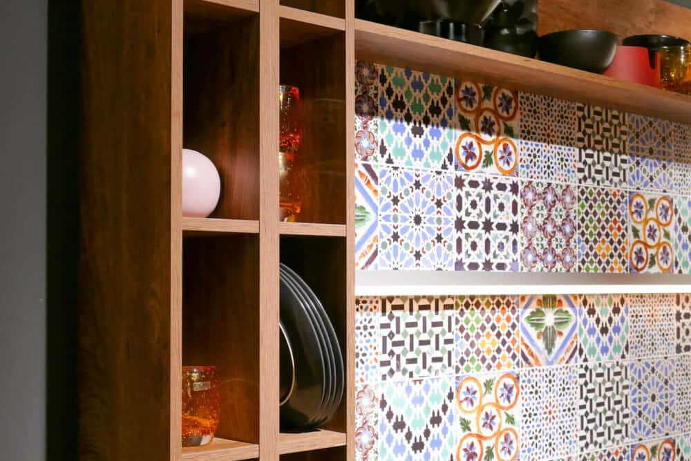 Holz Wandschrank mit Mosaik Rückwand Bauformat Insel Küche