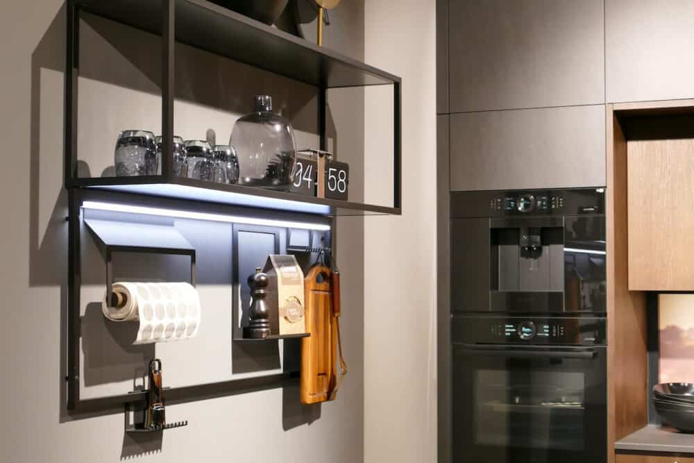 Offenes Schrank Element schwarz stahl Bauformat Inselküche