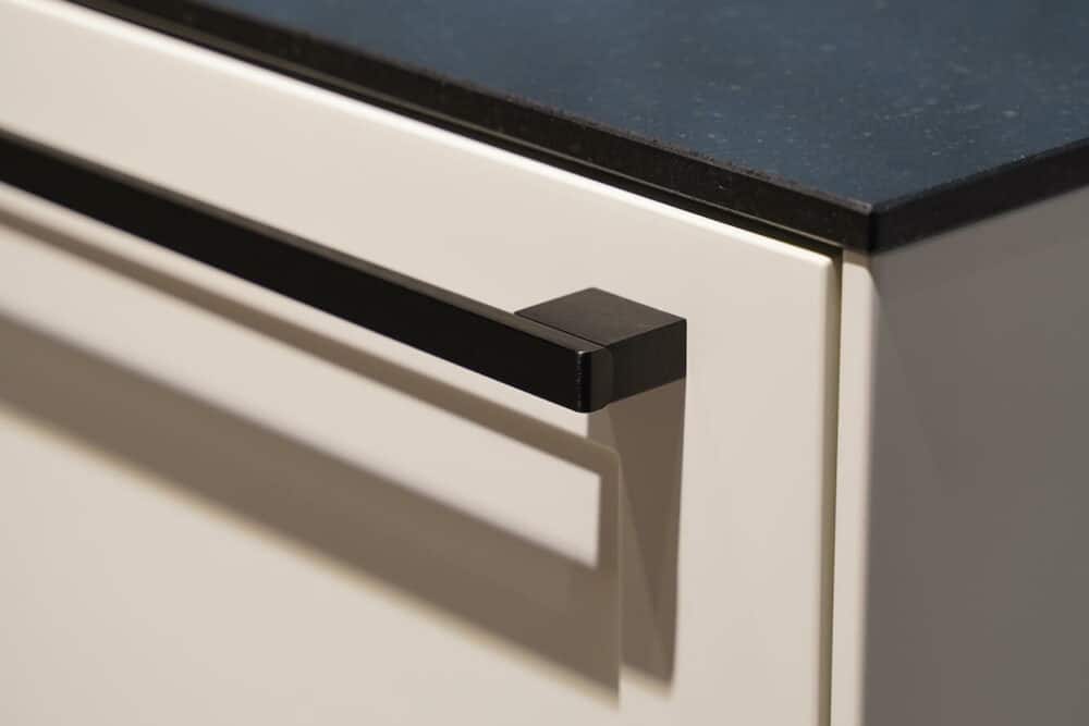 APL Nobilia Design Küchenzeile mit Kochinsel